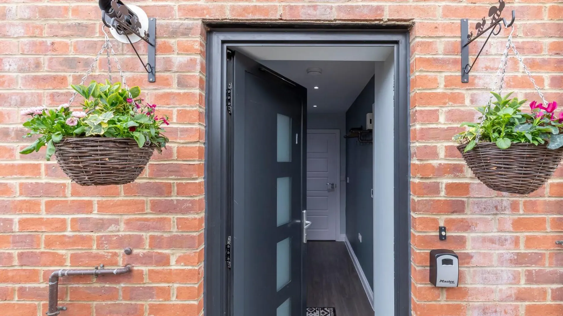 Elliot Oliver - Charming One Bedroom Apartment With Parking In The Docks Gloucester