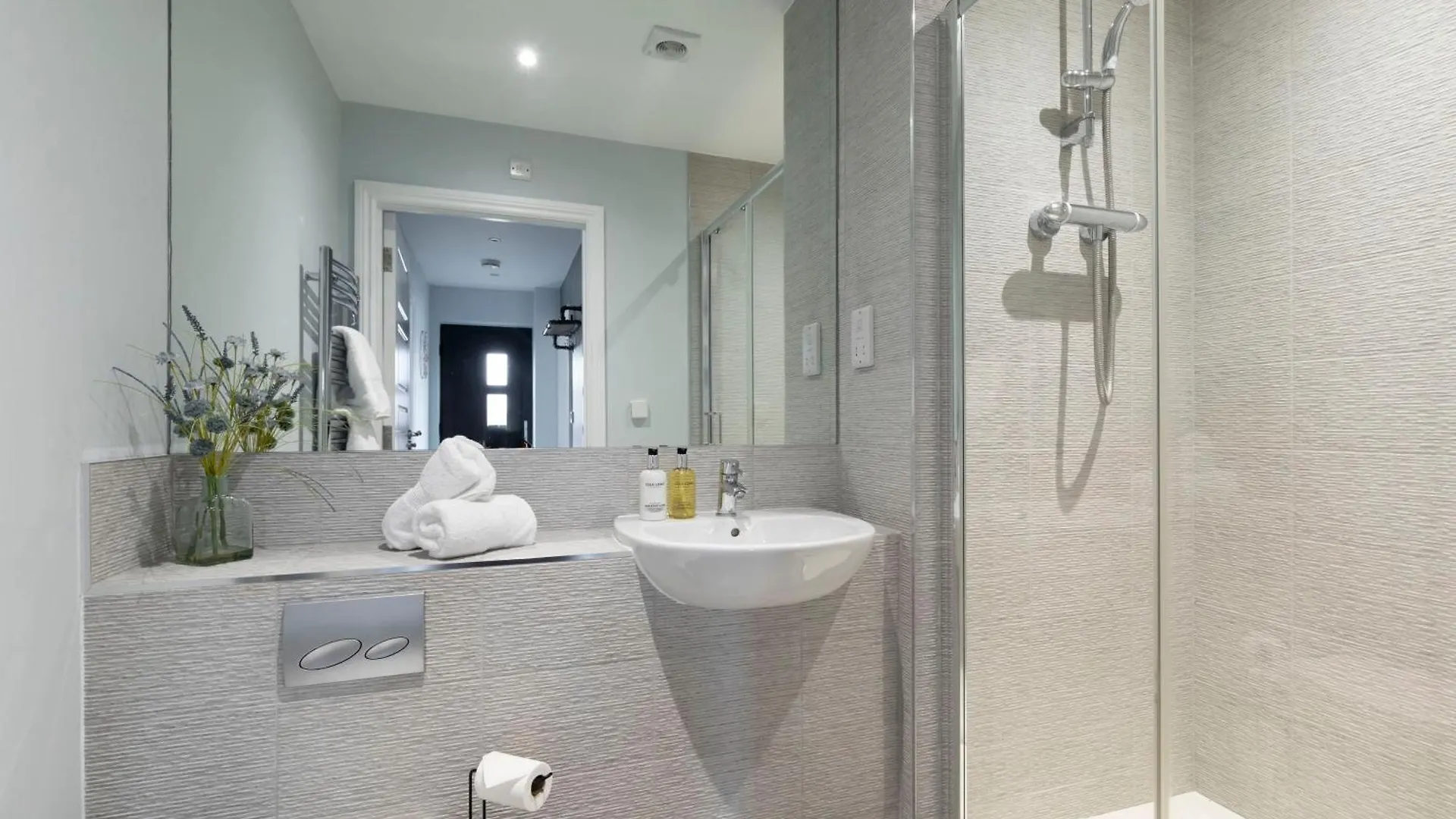 Elliot Oliver - Charming One Bedroom Apartment With Parking In The Docks Gloucester