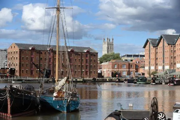 Elliot Oliver - Charming One Bedroom Apartment With Parking In The Docks Gloucester United Kingdom