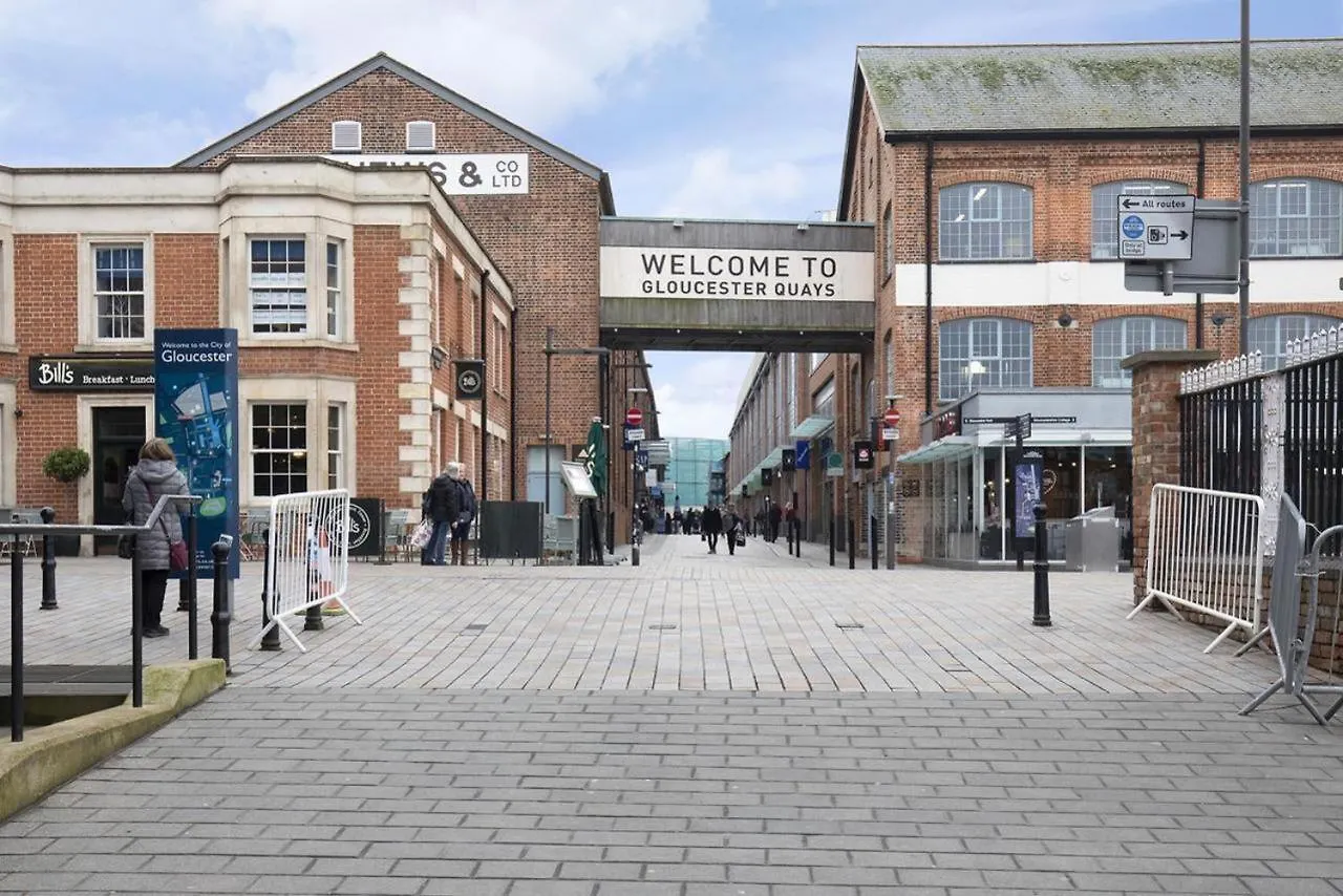 Elliot Oliver - Charming One Bedroom Apartment With Parking In The Docks Gloucester