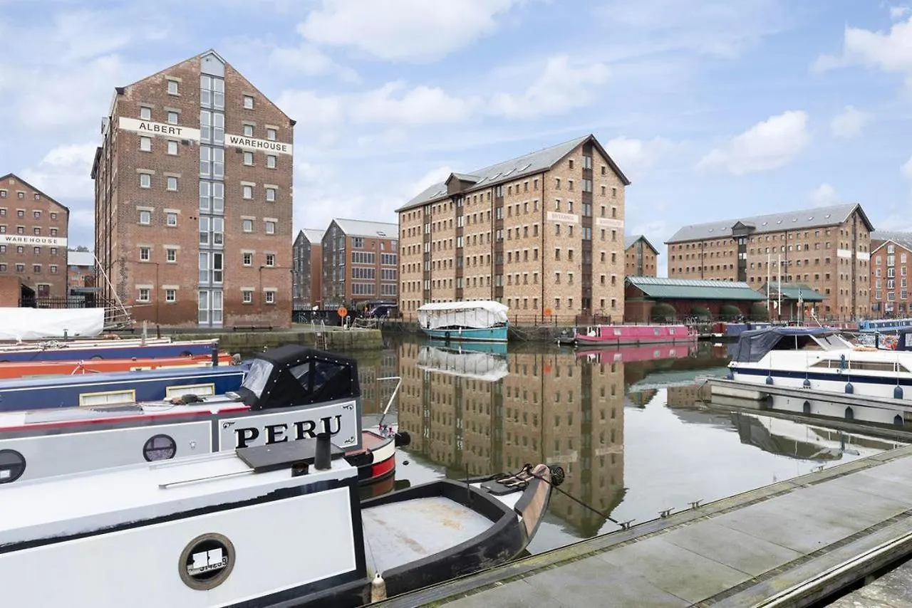 Elliot Oliver - Charming One Bedroom Apartment With Parking In The Docks Gloucester 0*,