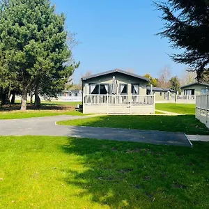 Reynards Retreat With Hot Tub Holiday home Barmby on the Moor
