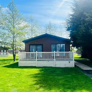 The Beak With Hot Tub Holiday home Barmby on the Moor